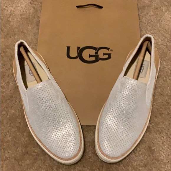 UGG - Picture 1 of 7